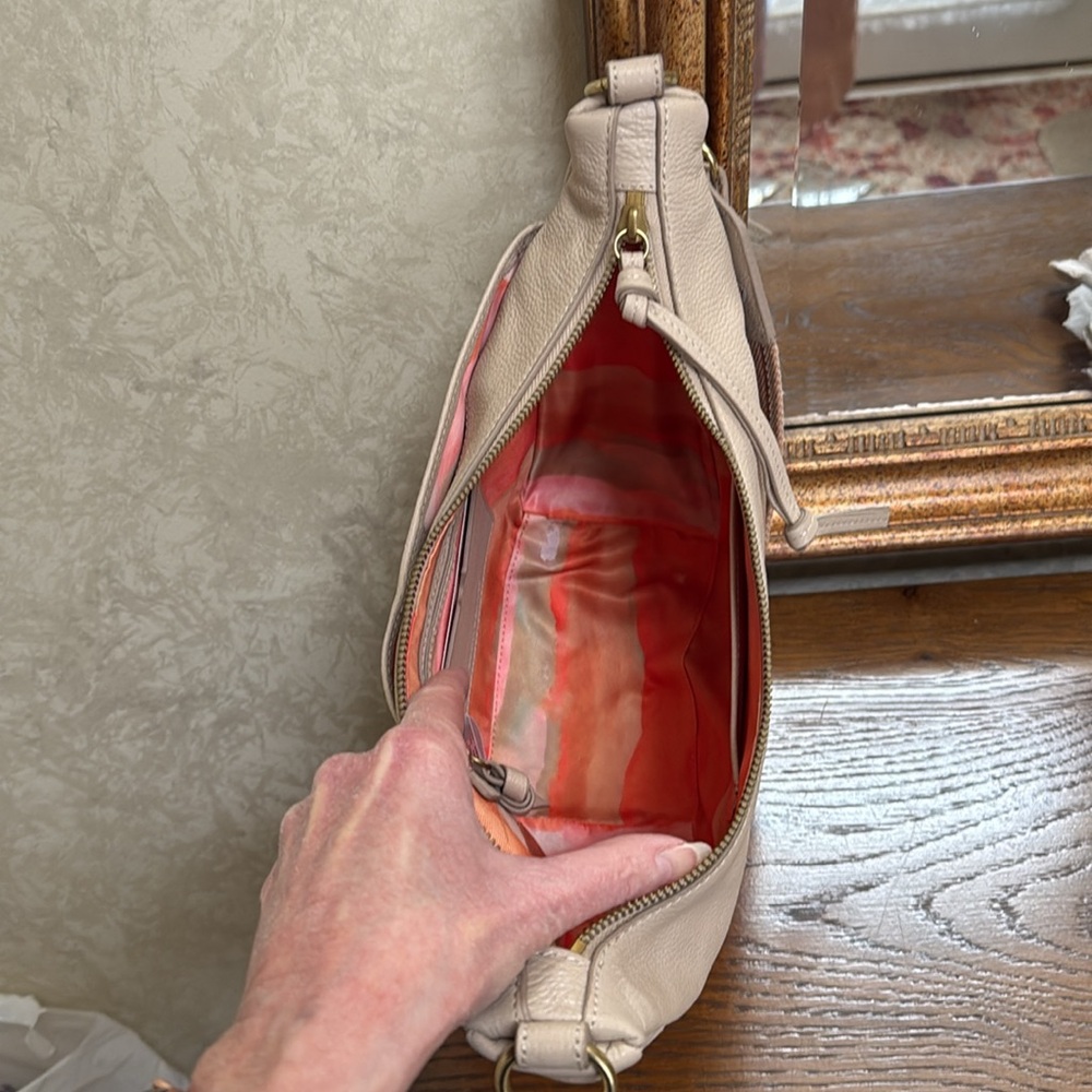 - New Lucky Brand Tan crossbody bag. Outside has snap pocket  & LUCKY BRAN… - Picture 13 of 16